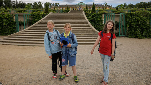 Schulangebot „Ein Tag in Potsdam – Geschichte erleben“ vor Schloss Sanssouci