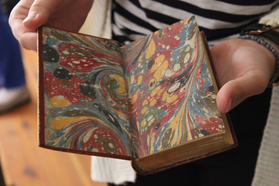In der Bibliothek von Schloss Sanssouci: Stiftungsbibliothekarin Sabine Hahn zeigt Kostbarkeiten und Raritäten