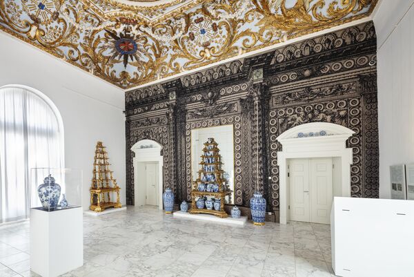 Porzellankammer mit vielen blau-weißen Vasen, verzierter Decke, im Schloss Oranienburg