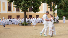 Weißes Fest auf dem Schlosshof