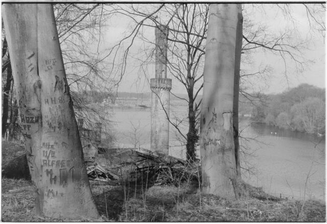 Buchen mit Einritzungen oberhalb des Uferwegs im Park Babelsberg, 1989, im Hintergrund Maschinenhaus und Glienoicker Brücke