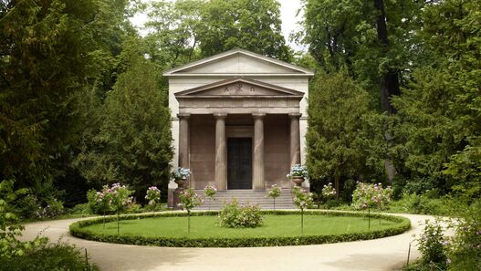 Frontalansicht des Mausoleums im Schlossgarten Charlottenburg 