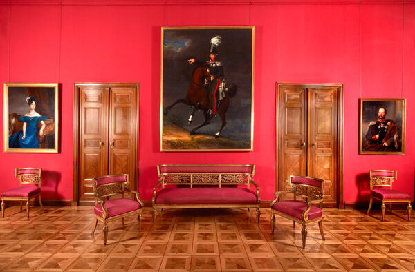 Schloss Glienicke, Roter Saal mit Schinkelmöbeln