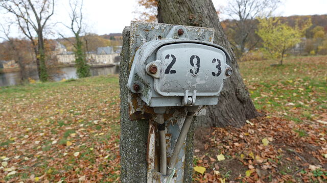 Überreste eines Postentelefons oberhalb des Uferweges im Park Babelsberg