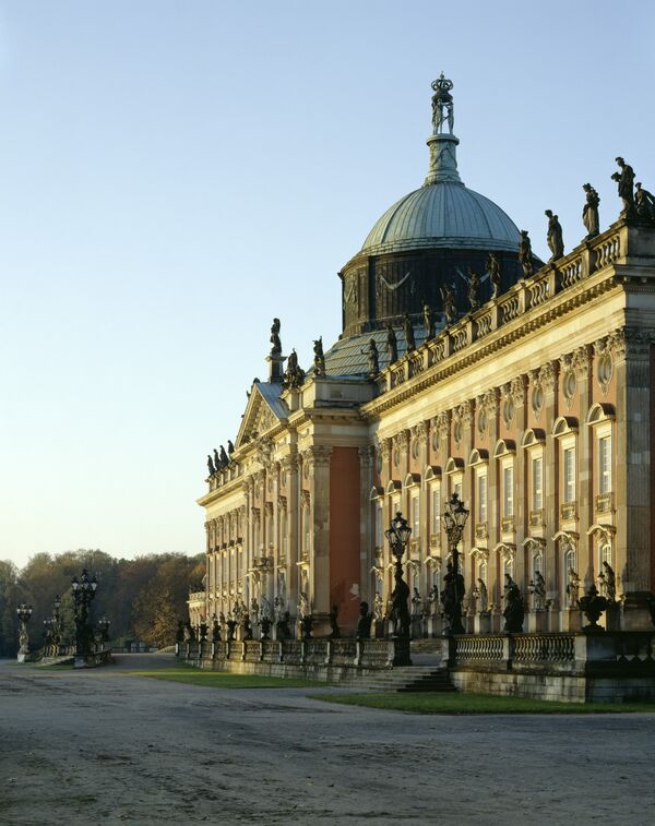 Potsdam, Park Sanssouci, Neues Palais, Blick seitlich auf die Gartenseite