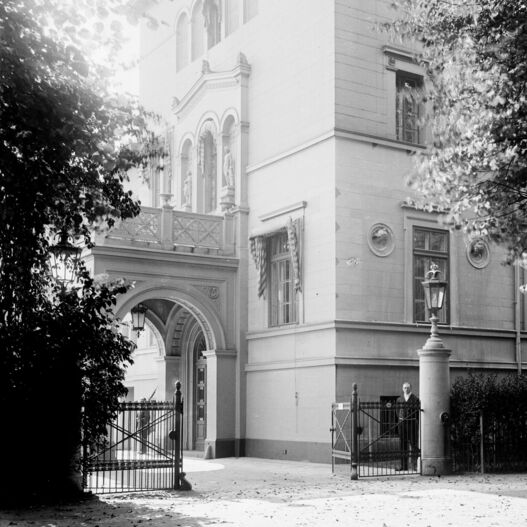 Blick von der Allee am Grünen Gitter auf die Zufahrt und den mit einem Altan überdachten Haupteingang der Villa Liegnitz – das sog. Einschreibzimmer liegt in der Hauptetage links neben dem Altan, Foto nach 1908 bis vor 1945 (evtl. 1920er Jahre)