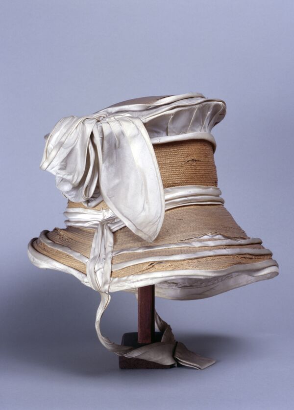 Spanhut mit weißen Seidenbändern, um 1810