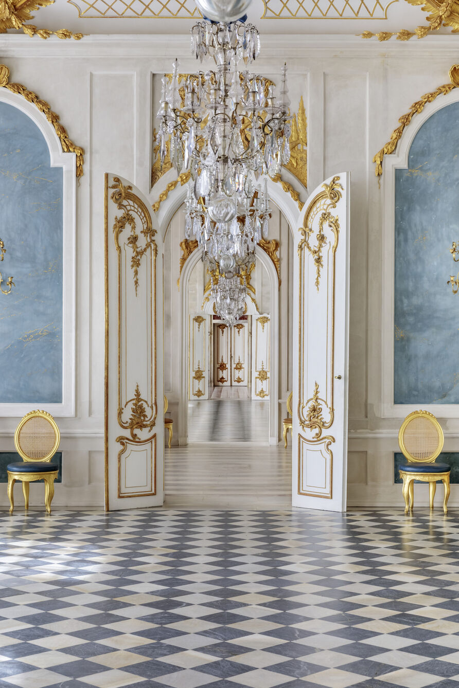 Neue Kammern von Sanssouci, Blick von der Blauen Galerie durch die Säle