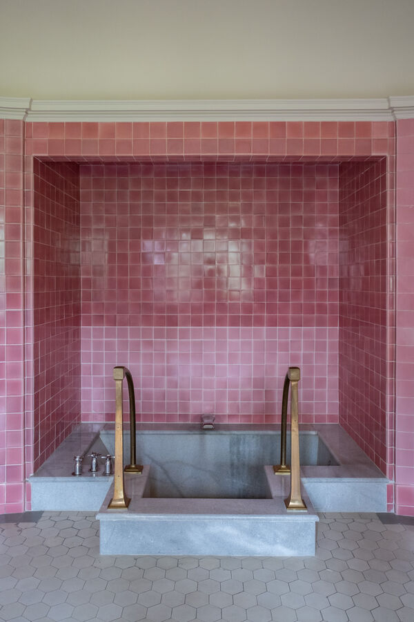 Schloss Cecilienhof, Badezimmer der Kronprinzessin in rosa – Blick auf Badewanne