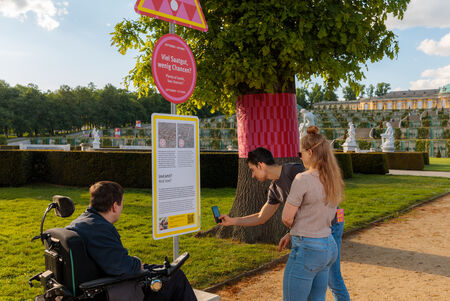 Besucher:innen in der Ausstellung „Re:Generation. Klimawandel im grünen Welterbe – und was wir tun können“