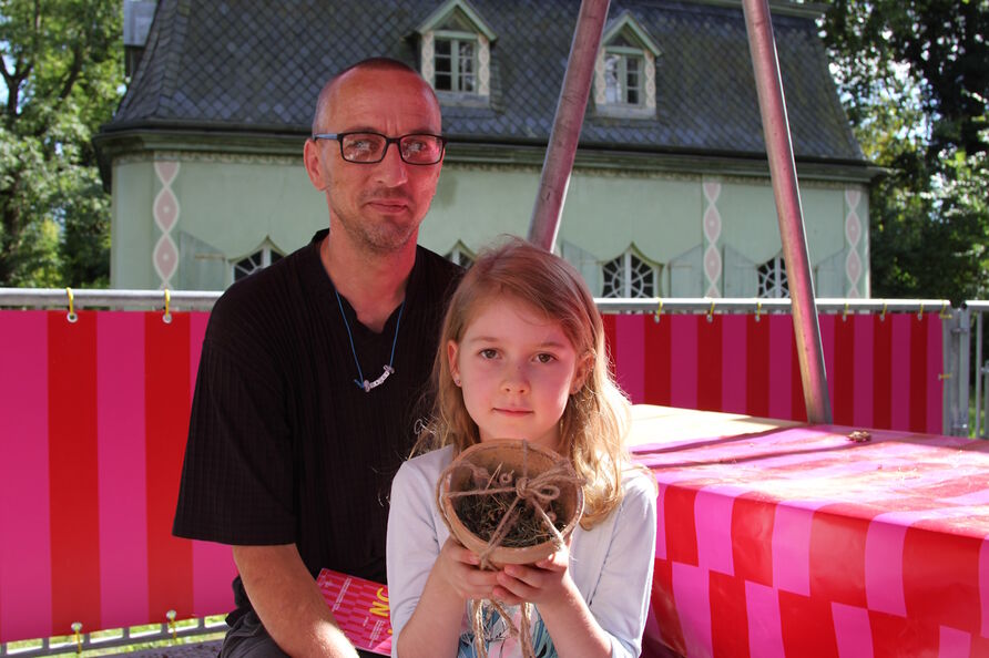 Vater und Tochter im sogenannten Forum der Ausstellung „Re:Generation“