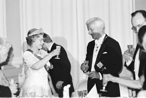 Bundespräsident Richard von Weizsäcker und Queen Elizabeth II. von Großbritannien prosten sich während des Staatsbanketts zu, 1992
