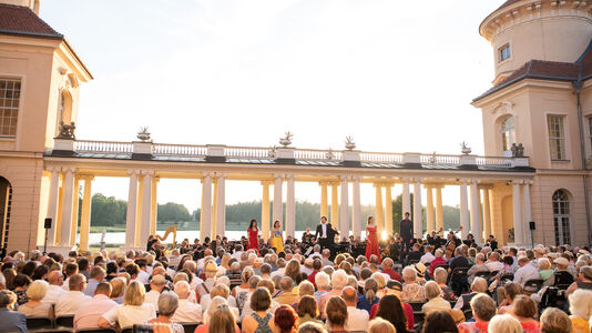 Kammeroper Rheinsberg, Aufführung im Schlosshof