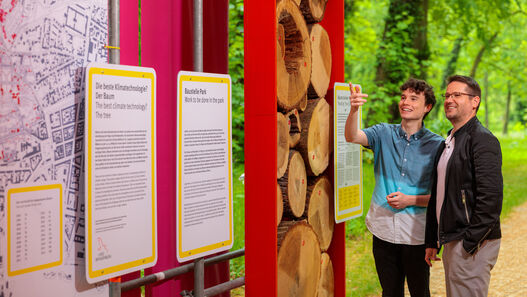 Besucher:innen in der Ausstellung „Re:Generation. Klimawandel im grünen Welterbe – und was wir tun können“