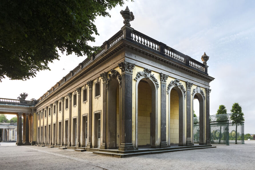 Schloss Sanssouci, Damenflügel und Gitterpavillon