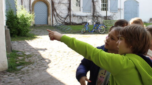 Auf dem Schlosshof – Angebot für Schulen im Jagdschloss Grunewald