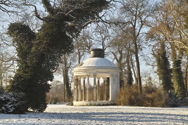 Winteransicht mit Schnee auf den Freundschaftstempel im Park Sanssouci.