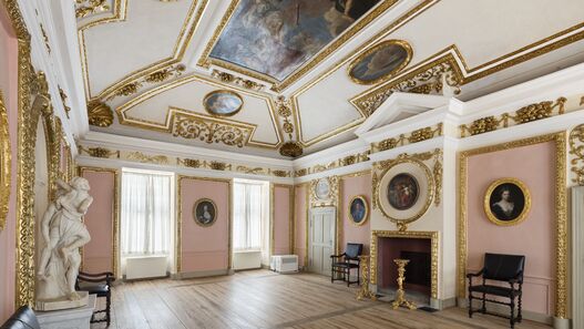 Gold verzierter Festsaal mit Kamin, Gemälden, Deckenmalerei, im Schloss Caputh