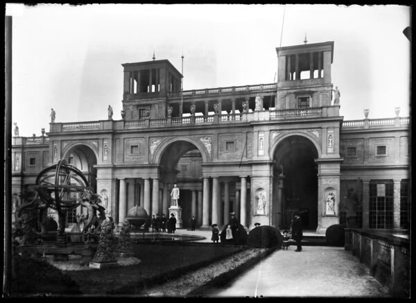 Park Sanssouci, Orangerie mit astronomischen Instrumenten aus China (1902-1919). Aufnahmedatum: um 1910
