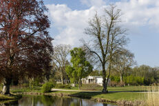 Park Sanssouci, Blick von Nordosten über den Schafsgraben auf die Gartenseite von Schloss Charlottenhof