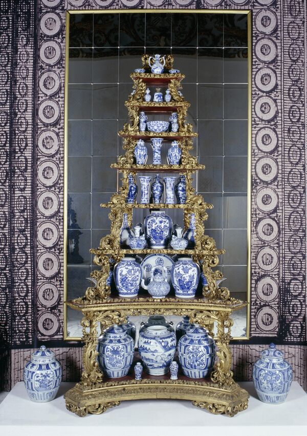 Etagere mit blau weißen Vasen in der Porzellankammer im Schloss Oranienburg 