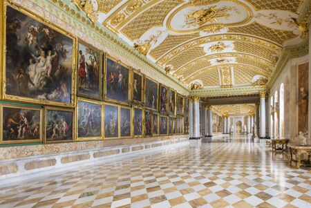 Blick auf eine große Anzahl an Gemälden in der Bildergalerie im Park Sanssouci 