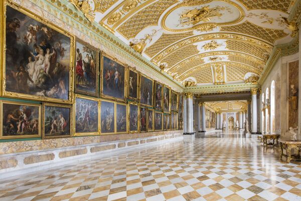 Blick auf eine große Anzahl an Gemälden in der Bildergalerie im Park Sanssouci 