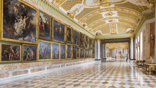 Blick auf eine große Anzahl an Gemälden in der Bildergalerie im Park Sanssouci 