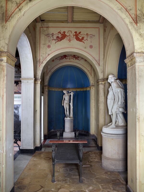 Blick auf eine Statue im Apodyterium der Römischen Bäder im Park Sanssouci 