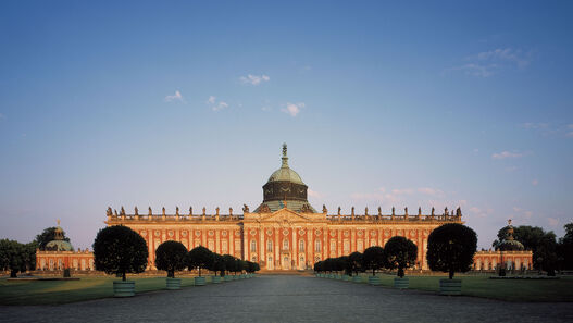 Neues Palais im Park Sanssouci © SPSG / Michael Lüder Frontale Aufnahme des Neuen Palais im Abendlicht