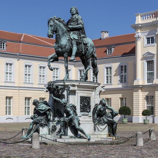 Schloss Charlottenburg, Altes Schloss, Außenansicht. Reiterdenkmal, Reiterstandbild des großen Kurfürsten vor dem Schloss. Seitenansicht