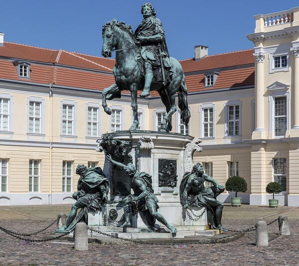 Schloss Charlottenburg, Altes Schloss, Außenansicht. Reiterdenkmal, Reiterstandbild des großen Kurfürsten vor dem Schloss. Seitenansicht