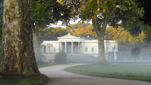 Park Sanssouci, Schloss Charlottenhof im Nebel, Blick von Nordwesten