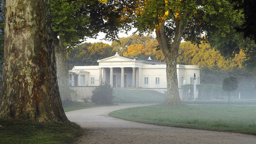 Park Sanssouci, Schloss Charlottenhof im Nebel, Blick von Nordwesten