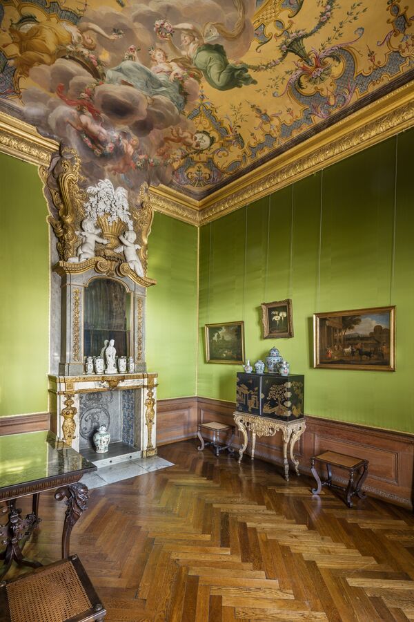 Blick ins grüne Kabinett mit Kamin im Alten Schloss Charlottenburg