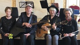 Helga Korén mit ihrer musikalisch Begleitung Silvia Jacobs, Dorothea Weimann und Horst Fiebig Die Weihnachtsgans Auguste