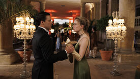 Das sieht ernst aus. Und dabei sind Butler James (Kostja Ullmann, links) und Miss Sophie (Alicia von Rittberg, rechts) auf einer Party in der Pflanzenhalle des Orangerieschlosses. © Prime Video / Frédéric Batier Hinter den Kulissen: Filmprojekte in den Schlössern und Gärten der SPSG