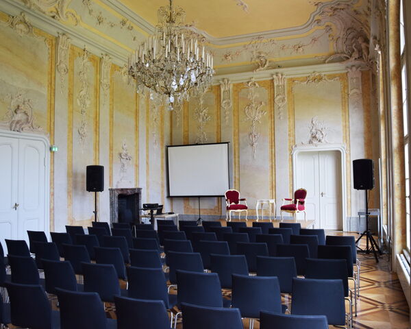 Schloss Schönhausen, Festsaal mit Reihenbestuhlung und Bühne