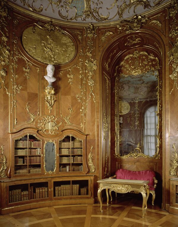 Schloss Sanssouci, Bibliothek, Blick auf Schreibtisch und Bücherschrank
