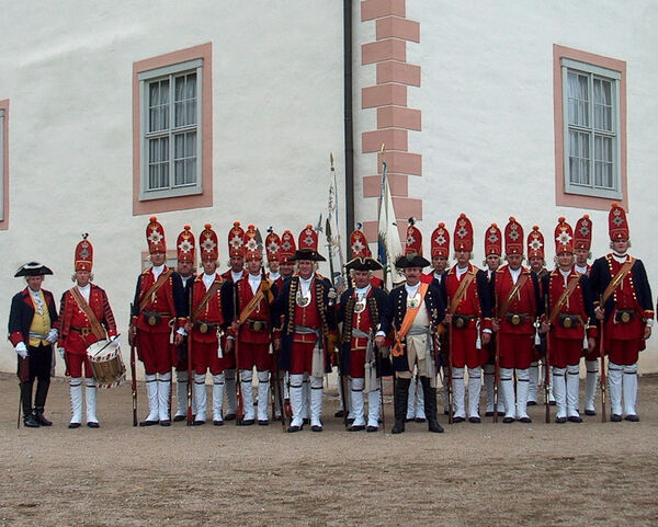 „Langen Kerls“ vom Verein Potsdamer Riesengarde e. V. vor Schloss Königs Wusterhausen