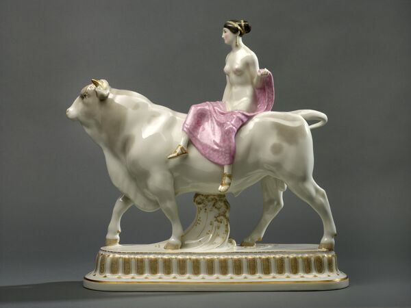 KPM Berlin: Adolph Amberg: Figur „Braut auf dem Stier" aus dem Tafelaufsatz „Hochzeitszug" © SPSG / Wolfgang Pfauder KPM Berlin: Adolph Amberg: Figur „Braut auf dem Stier" aus dem Tafelaufsatz „Hochzeitszug"