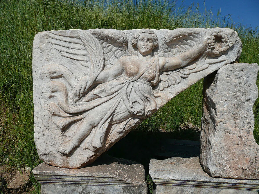  Antikes Relieffragment mit Darstellung der Göttin Nike einen Lorbeerkranz haltend, Ephesus, Türkei.