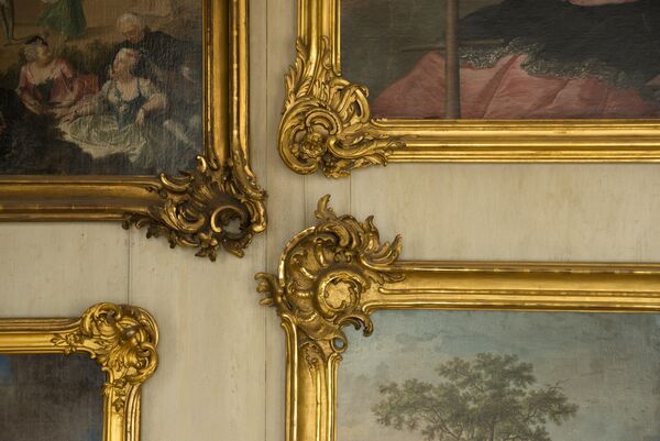 Detailansicht von goldenen Bilderrahmen der Bildergalerie im Schloss Rheinsberg 