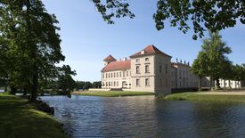 Durch Schloss und Garten im Sommer