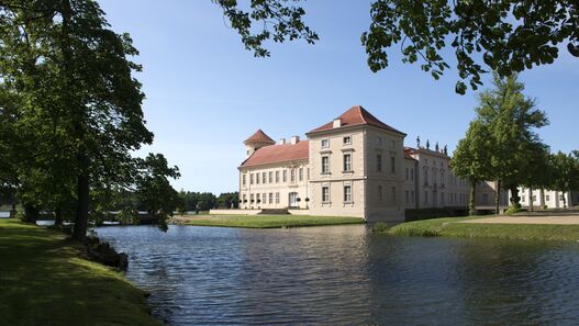 Schloss Rheinsberg, Blick von Südost über den Wassergraben