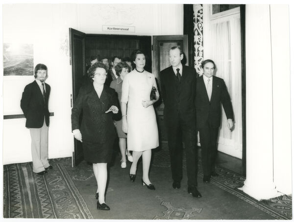 Secretary-General of the UN, Dr. Kurt Waldheim and his wife proceed from the conference room to the white salon at Cecilienhof. To the left, next to Elisabeth Waldheim, is Erika Herbig, director of the Potsdam Agreement memorial site, to the right next to Kurt Waldheim is Werner Eidner, Potsdam district council chairman.