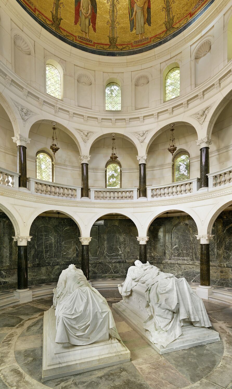 Kaiser-Friedrich-Mausoleum, Blick in das Innere mit beiden Sarkophagen