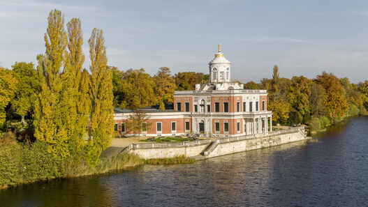 Marmorpalais, Blick auf die Südterrasse und das Schloss © SPSG / Reinhardt & Sommer Marmorpalais, Blick auf die Südterrasse und das Schloss