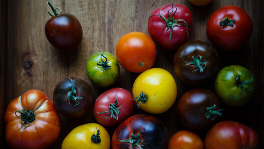 Heirloom-Tomaten auf Holzbrett