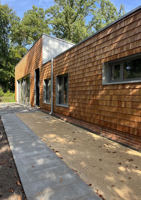 Parkreviere II / III im Potsdamer Park Sanssouci: In diesem Bereich des neuen Unterkunftsgebäudes befinden sich die Büro-, Aufenthalts- und Sanitärräume.